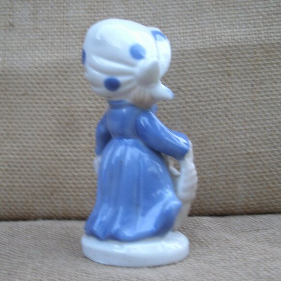Vintage Girl in Coat KPM Porcelain Figurine - Picture 4 of 16